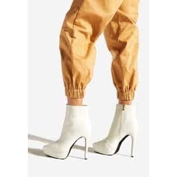 Shoe Dazzle Shoes - Shoedazzle Lyndsy White Stiletto Platform Booties size 7.5
